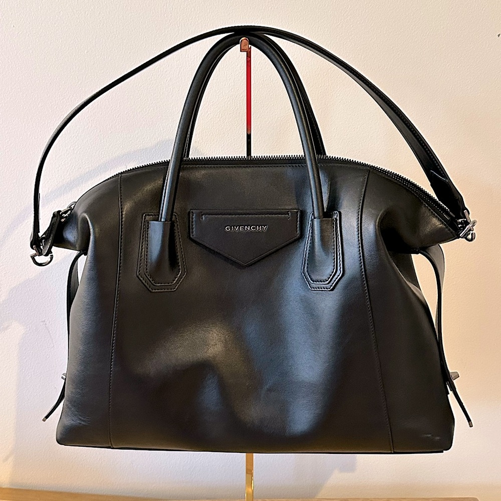 GIVENCHY Smooth Calfskin Medium Soft Antigona Black Bag Tote